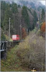 Eine kabine der Niesenbahn kurz nach der Abfahrt in Mülenen.