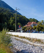 Der Wagen 2 der Niesenbahn (NB) fährt am 08.09.2021 von der Talstation in Mülenen hinauf zur Zwischenstation Schwandegg. Ich stehe an der Suld die hier in die Kander mündet.