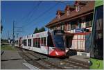 Vor dem hübschen Gebäude des Bahnhof von Leymen kreuzen sich sind BLT Züge nach Rodersdorf (nur schwach angeschitten) und Dornach.

26. Sept. 2023