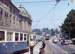 Ehemalige Vereinigte Bern-Worb-Bahnen VBW, Bern Kornhausplatz - Bolligen - Worb-Linie: Wartender VBW-Zug auf dem Kornhausplatz Bern, dahinter Tramwagen Be8/8 8, 5.Juli 1973 
