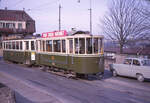 Die alten Berner Zweiachs-Anhänger, Standard-Anhänger Serie 238-257 von 1914: Wagen 255 (hier am Schönegg hinter Motorwagen 172) gelangte 1968 an die Museumsbahn Blonay-Chamby, stand