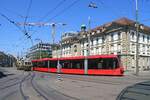 Begegnung: Der alte Tramzug 37 + 311 begegnet dem Combino 754 neben dem Burgerspital von 1741 beim Bahnhof Bern. 25.Juni 2023 