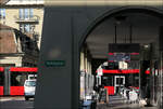 Mit Peter unterwegs in Bern -     Ein Bild zum Weiterdenken: Hinter den Arkaden am Casinoplatz fährt ein Tramlink vom Casionplatz in den diagonal versetzten Theaterplatz ein.