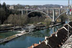 Mit Peter unterwegs in Bern -     Ein Combino Tram überquert die Kirchfeldbrücke, die sich in der Aare spiegelt.