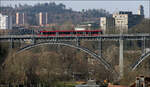 Mit Peter unterwegs durch Bern - 

Eine Tramlink-Straßenbahn der Linie 6 auf der Kirchfeldbrücke. Ich meine dass die Brücke zur Altstadt hin etwas ansteigt. 

07.03.2025

