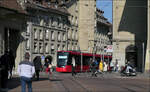 Mit Peter unterwegs durch Bern -     Tramlink 918 der Linie 6 nach Worb befindet sich am Theaterplatz wird gleich die Haltestelle Zytglogge auf dem Casinoplatz erreichen.