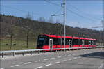 Mit Peter unterwegs durch Bern -     Stadler Tramlink 218 auf der Linie 6 nach Fischermätteli auf eingleisiger Strecke in Gümligen zwischen den Haltestellen Hofgut und Siloah.