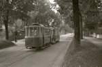 Die ehemalige Tramlinie 1 in Bern im Raum Brückfeld: Motorwagen 175 (von 1944) mit Zweiachsanhänger 204 (von 1933) an der Haltestelle Beaulieustrasse, unmittelbar vor Einfahrt in die
