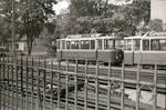Vor kurzem noch frisch revidiert und bis vor wenigen Wochen munter auf der Linie 1. Jetzt wartet der Zweiachsanhänger 205 im Depot Burgernziel auf den Abbruch. 21.September 1965. 