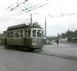 Tramways de Fribourg - beim Dépot Pérolles im Jahre 1963: Wagen 13. Es scheint, als dass der Trolley an der Trolleybus-Fahrleitung angelegt ist (vgl. auch die anderen Bilder zu diesem Punkt). 