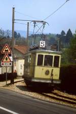 Tramway Neuchatelois: Im Mai 1980 ist Be 2/4 von Areuse nach Cortaillod unterwegs
