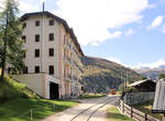 riffelalp/862293/das-riffelalp-tram-von-der-strecke-her Das Riffelalp-Tram: Von der Strecke her gesehen das neue Hotel und darunter Wagen 1 in der Ferne. 18.September 2024 