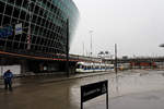 An einem sehr nassen Tag am Zürcher Flughafen - Glatttalbahn Cobra Nr.
