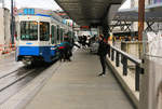 zuerich/697078/beim-tram-2000-nr-2099-am Beim Tram 2000 Nr. 2099 am Flughafen Zürich sieht man gut, dass die Einstiegsverhältnisse via Treppe nicht optimal sind. (Im Niederflurteil in der Mitte einzusteigen wäre leichter gewesen!). 5.März 2020