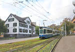 Nach Ausfahrt aus dem Schwamendinger Tunnel und Halt am Schwamendingerplatz fährt Komposition 2107 + 2433 am hübschen Restaurant Blume vorbei Richtung Bahnhof Stettbach. 17.Oktober 2020 