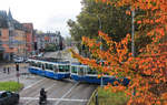 Herbstliches Zürich: Blick auf den Wagen Be2/4 2414, Tram 2000 mit einem motorisierten Drehgestell und ohne Führerstand ( motorisierter Anhänger ).