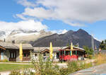 Das Riffelalp-Tram, Wagen Nr. 1, in der Schleife vor dem Hotel. Mit Blick diesmal nicht zum Matterhorn, sondern in die andere Richtung nach Norden. 18.September 2024 