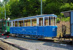 historische-anhaenger/720430/der-zweiachsige-strassenbahn-beiwagen-c-57-ex Der zweiachsige Straßenbahn-Beiwagen C 57, ex VMCV C 57, ex BVB C 57 am 19.05.2018 auf dem Museums-Areal der Museumsbahn Blonay-Chamby. 

Der Beiwagen wurde 1930 von SIG (Schweizerische Industrie-Gesellschaft) in Neuhausen am Rheinfall für die Straßenbahn VMCV (Transports publics Vevey–Montreux–Chillon–Villeneuve) gebaut. Die Straßenbahn wurde bis 1958 schrittweise komplett eingestellt und durch den Trolleybus Vevey–Villeneuve ersetzt. So ging der Wagen 1958 an die BVG (Bex-Villars-Bretaye-Bahn, französisch Chemin de fer Bex–Villars–Bretaye, heute TPC), 1970 wurde der Wagen an die Blonay-Chamby verkauft, wo er aber nur ausgestellt war. Im Januar 1999 ging er als Leihgabe an die BVB zurück, wo er vom Förderverein repariert und restauriert wurde. Im Juni 2011 ging der Wagen wieder an die Blonay-Chamby zurück. Seit 2013 ist er nun wieder in den ursprünglichen VMCV C2 57 um bezeichnet. Nur fährt er nicht mehr an der Waadtländer Riviera, sondern etwas oberhalb von ihr.

TECHNISCHE DATEN:
Spurweite: 1.000 mm (Meterspur)
Achsanzahl: 2
Länge über Kupplung: 8.830 mm
Länge Wagenkasten: 8.130 mm
Breite: 2.000 mm
Achsabstand: 2.900 mm
Eigengewicht: 5.400 kg
Sitzplätze: 18
Stehplätze: 31

Geschichte der VMCV:
Die erste elektrische Straßenbahn der Schweiz wurde im April 1888 zwischen Vevey, Montreux und Chillon (VMC) in Betrieb genommen, sie war so auch die erste elektrische Bahn der Schweiz überhaupt.

Diese Linie war eine Attraktion für die vielen ausländischen Gäste, die in den Luxushotels übernachten, die Ende des 19. Jahrhunderts an diesem privilegierten Teil der Waadtländer Riviera eingerichtet wurden. Die 1881 in Paris stattfindende Great Electricity Exhibition überzeugte die Projektträger von Vevey, diese revolutionäre Traktionsmethode anstelle der ursprünglich geplanten Druckluft anzuwenden. 

Die Fahrleitung war zweipolig und bestand aus einem aufgehängten, unten geschlitzten Kupferrohr in dem ein Kontaktschlitten über eine Leine mit Stromkabel vom Tramwagen mitgezogen wurde (System SIEMENS). Die Schienen wurden nicht als Rückleiter benutzt. Die ersten Motorwagen hatten sogar ein begehbares Dach mit Bänken, wo auch in den ersten Betriebsjahren ein Mitarbeiter saß, das komplexe und heikle System der Stromzuführung überwachte und führte.

Die Konzession für die Verlängerung Chillon – Byron – Villeneuve ging dann an die CBV welche den Betrieb 1903 eröffnete. Die Betriebsführung hatte die VMC. Im Jahr 1913 fusionierten die beiden Gesellschaften zur VMCV und erneuerten die Straßenbahn komplett. Neue Fahrleitung im nun gebräuchlichen System, vollständig neues Rollmaterial und größtenteils erneuertes Gleis.

Das Tram wurde immer sehr gut frequentiert, doch auch hier brachte der Straßenverkehr die Bahn in Bedrängnis. Als es dann darum ging das ausschließlich zweiachsige Rollmaterial meist von 1913 zu ersetzen, entschloss sich das Unternehmen auf Trolleybus umzustellen.
