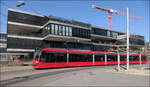 Mit Peter unterwegs in Bern -     Wie aus in zwei Richtungen gestapelte Balken ist dieser Neubau am Le-Corbusier-Platz in Bern-Brünnen.