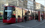 Mit Peter unterwegs in Bern -     Tramlink 925 der Linie 6 nach Fischermälleli an der Haltestelle Bern Bahnhof.