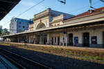 Der Bahnhof Vevy am 11 September 2023  Blick vom Bahnsteig 2 auf den Bahnsteig 1, dahinter das Empfangsgebäude.