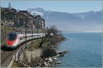 Internationaler Verkehr am Genfersee bei St-Saphorin: Ein SBB RABe 503 ist als EC 32 von Milano nach Genève unterwegs.
26. März 2016