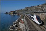 Internationaler Verkehr am Genfersee bei St-Saphorin: Ein TGV Lyria fährt als  TGV de Neige  von Paris Richtung Brig.
