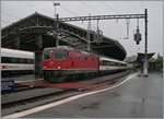 Die SBB Re 4/4 II 11149 (UIC N° 91 85 4 420 149-7 CH-SBB) mit dem IR 1904 von Sion nach Genève Aéroport beim kurzen Halt in Lausanne.
Als einer der wenigen Züge in dieser Relation, verkehrt dieser IR noch Lok und Komposition.
13. Mai 2016