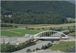 Die neue Rhonebrücke der Strecke von Brig nach Lausanne im Vordergrund, und im Hintgergrund ein Walliser Domino auf dem Weg Richtung Monthey auf der Strecke von St-Maurice nach St-Gingolph.