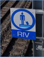 Mit diesem Schild wir der Lokführer auf ETCS L2 Strecken auf deine kmmende Haltestelle, in diesem Fall Rivaz, aufmerksam gemacht.
