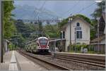 Noch einmal zwei Bilder vom  romantischen  Bahnhof Burier, welcher von dieser Seite her wirklich noch etwas wohltuende Nostalgie ausstrahlt. Selbst das Bahnsteigdach steht noch. Am Bahnsteig zu sehen, der SBB RABe 511 102 auf der Fahrt in Richtung Lausanne. 

7. Sept. 2022