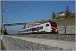 Der RABe 523 106 als S-Bahn in Richtung Vevey erreicht den nun umgebauten Bahnhof von Cully.