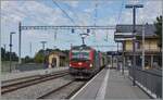 Bei eher ung�nstigem Licht f�hrt die von SBB angemietet 193 057 mit einem G�terzug durch den Bahnhof von Roche VD; links das restaurierte Warteh�uschen und rechts, durch moderne Utensilien etwas verdeckt, das ebenfalls hervorragend hergerichtete Bahn ...