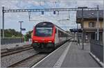 Mit einem Steuerwagen an der Spitze f�hrt ein IR 90 auf dem Weg von Gen�ve nach Brig durch den Bahnhof von Roche VD. 

2. Sept. 2026