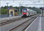 Blick auf einen in Richtung Lausanne ausfahrenden SBB RABe 512 und das vorbildlich restaurierte Warteh�uschen auf Gleis 2. 

2. September 2026