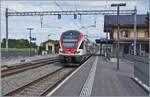 Der SBB RABe 511 106 f�hrt ohne Halt durch den Bahnhof von Roche VD. Der Triebzug ist als RE33 von Annemasse nach St-Mauriche unterwegs. 

2. Sept. 2026