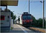 Der RBDe 560 Domino von der  Train des Vignes  verlässt nach dem kurzne Halt den kleinen Haltepunkt Vevey Funi und fährt nun in Kürze in Vevey ein.