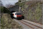 Von den vielen Tunneln in der Schweiz ist der Salanfe Tunnel auf der  Train de Vignes -Strecke wohl einer der unbedeutendsten, zudem er nur zwanzig Meter lang ist. Trotzdem eignet er sich für die Bahnfotografie als Motiv recht gut. Im Bild ein Baustellenbedingt umgeleitet IR bzw. dessen Steuerwagen auf der Fahrt in Richtung Vevey. 

20. März 2022  