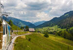 Ein Blick aus unserem Goldenpass-Panoramic-Express  gezogen von der MOB Ge 4/4 8001, hier am 28 Mai 2012 kurz vor Rougemont.