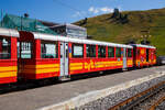 Der vierachsige 2.Klasse Personenwagen tpc BVB B 51, eingereiht in einen Personenzug hinter der tpc BVB HGe 4/4 32 „Villars“ am 10 September 2023 im Bergbahnhof Col-de-Bretaye (1.808 m