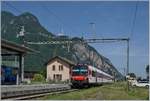 Der Region Alps Regionalzug 6115 beim Halt in Vouvry.