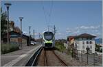 Des BLS RABe 528 105  MIKA  wartet als R91 6121 nach Brig auf die Abfahrt in St-Gingolph. 
Das Bild entstand auf dem offenen Bahnübergang. 

24. Juli 2024 