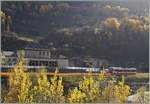 Hinter bunten Herbstfarben versteckt sich bei Bovernier ein TMR Region Alpes auf der Fahrt von Martigny nach Le Châble.