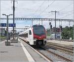 Der neuen Flirt3 RABe 523 104 erreicht als S2 nach Villenveue den Bahnhof von Morges.