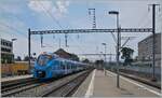 De blaue SNCF Coradia Polyvalent régional tricourant Z31545 und ein weiterer erreichen als Léman Express nach Coppet den Bahnhof von Versoix. 

28.Juni 2021