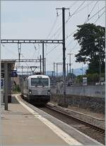Die railcare Rem 476 457 fährt mit einem rail care Güterzug von Genève La Praille nach Vuffelens la Ville durch den Bahnhof von Versoix, insgesammt ist der Güterverkehr auf dieser