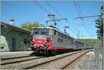 Die von der SBB gemietete SNCF BB 25 550 mit einer dazu gehörgien  RIO -Garnitur im RER Einsatz von Bellegarde (Ain) nach Genève beim Halt in La Plaine.