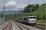 Die SNCF BB 22271 verlässt mit ihrem TER von Genève nach Lyon bei La Plaine die Schweiz.
Bis zur Umstellung der Strecke von Gleich- auf Wechselstrom wurden die Züge auch von SNCF Signalen geleitet, nun sind SBB Signale installiert.

28. Juni 2021