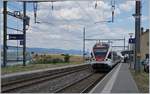 Die beiden SBB RABe 523 027 und 059, unterwegs als RER Vaud von Vallorbe nach Villeneuve beim Halt in Arnex.