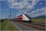 Ziemlich genau dort, wo der Zug sich auf dem letzten Bild vom 25. Juli nur noch ganz klein zeigt, konnte dieser TGV Lyria 9261 von Paris Gare de Lyon nach Lausanne ein paar Tage vorher fotografiert werden. 

14. Juli 2020